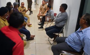 Tak Kenal Waktu dan Tempat, Begini Gaya Bupati Pasangkayu Layani Warga