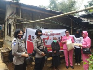 Sambut HUT Polwan ke 72, Polwan Polres Toraja Utara Berbagi Sembako Ke Anak Yatim dan Warga Kurang Mampu