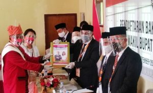 Gunakan Pakaian Adat, KALA’ – ETHA Pasangan Pertama Mendaftar ke KPU Torut