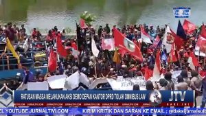 BERITA VIDEO : RATUSAN MASSA DEMO DEPAN KANTOR DPRD TANA TORAJA, TOLAK UU OMNIBUS LAW
