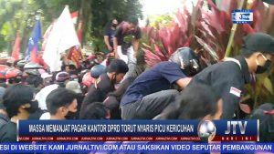 BERITA VIDEO : MASSA PANJAT PAGAR SAAT MELAKUKAN AKSI DEMO DIDEPAN KANTOR DPRD TORUT, NYARIS BERUJUNG RICUH