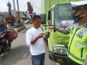 Sambut Hari Pahlawan, Personil Sat Lantas Polres Toraja Utara, Bagikan Masker Kepada Pengguna Jalan