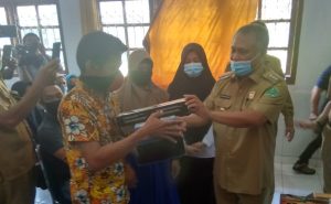 Bupati Konawe, Salurkan Bantuan ke 16 Perwakilan Wirausaha