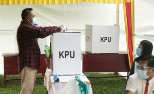 Mencoblos di TPS 005 Tagari, Kalatiku Ajak Para Pendukung Jaga Kodusifitas Daerah