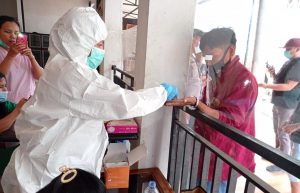 Didampingi Petugas Pam OPS Lilin, Tim Mobile Covid-19 Tator Temukan 5 Warga Reaktif Saat Melakukan Pemeriksaan di Salubarani