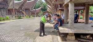 Pastikan Pengunjung Taat Prokes,  Sat Lantas Polres Toraja Utara Gelar Operasi Aman Nusa II Di Objek Wisata.