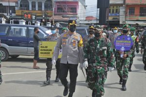 Kapolres Toraja Utara Bersama Dandim 1414 Tana Toraja, Bagi Masker di Pasar Bolu