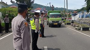 Cegah Penyebaran Covid-19, Personil Polres Tana Toraja Kembali Turun Kejalan Bagi-Bagi Masker