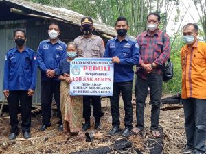 Bantu Korban Kebakaran, Pimpinan Koperasi Bintang Muda 88 Sumbang 100 Sak Semen