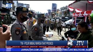 BERITA VIDEO : BAGIKAN MASKER, TNI – POLRI IMBAU WARGA TAAT PROKES