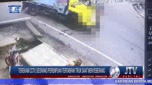 BERITA VIDEO : TEREKAM CCTV, SEORANG IBU RUMAH TANGGA TEWAS TERLINDAS TRUK SAAT MENYEBERANG JALAN