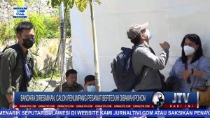 BERITA VIDEO : BANDARA DIRESMIKAN, CALON PENUMPANG PESAWAT BERTEDUH DIBAWAH POHON