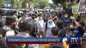 BERITA VIDEO : TAK TERIMA RUMAHNYA DIBONGKAR MENGGUNAKAN ALAT BERAT, KAKEK LANSIA DI TORAJA HADANG PULUHAN POLISI