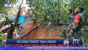 BERITA VIDEO : TANAH LONGSOR SERET SATU RUMAH WARGA DI SANGGALANGI’