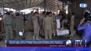 BERITA VIDEO : TERLIHAT KUMUH, SATPOL PP PEMKAB TORAJA UTARA TERTIMKAN LAPAK DI PASAR BOLU