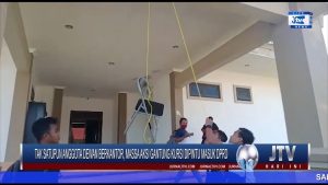 BERITA VIDEO : TAK SATUPUN ANGGOTA DEWAN BERKANTOR, MASSA AKSI GANTUNG KURSI DIPINTU MASUK DPRD