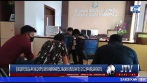 BERITA VIDEO : FORUM PEMUDA ANTI KORUPSI DATANGI KEJAKSAAN MENYAMPAIKAN SEJUMLAH DUGAAN PROYEK BERMASALAH