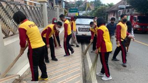 Jelang Hut Bhayangkara Ke 75, Personil Polres Tana Toraja Gelar Baksos Bersih – Bersih Rumah Ibadah