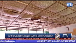 BERITA VIDEO : PLAFON RUANG KELAS SMP KRISTEN KANDORA RUSAK PARAH, BUTUH PERHATIAN PEMERINTAH