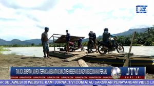 BERITA VIDEO : TAK ADA JEMBATAN, WARGA TERPAKSA MENANTANG MAUT MENYEBERANG SUNGAI MENGGUNAKAN PERAHU