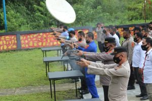 Personil Polres Simeulue Latihan Menembak di lapangan ” TITO YUDHA DHARMA “ untuk asah kemampuan