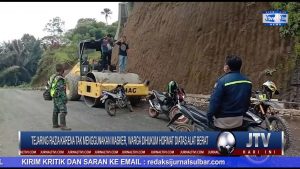 BERITA VIDEO : TERJARING RAZIA KARENA TAK MENGGUNAKAN MASKER, WARGA DIHUKUM HORMAT DIATAS ALAT BERAT