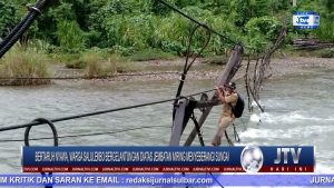 BERITA VIDEO : BERTARUH NYAWA, WARGA SALULEKBO BERGELANTUNGAN DIATAS JEMBATAN MIRING MENYEBERANGI SUNGAI