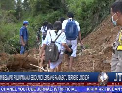Berita Video : Demi Belajar, Puluhan Anak Sekolah di Lembang Randanbatu Terobos Longsor