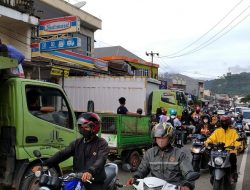 Mobil Truk Terparkir Melintang Depan Indomaret Jalan Palopo, Picu Kemacetan Panjang