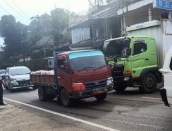 Truk Melintang Depan Indomaret Picu Kemacetan, Kadis Perhubungan Turun ke Jalan Atur Arus Lalu Lintas
