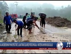 Berita Video : 5 Jam Dibersihkan Pihak BPBD Torut, Jalan Trans Sulawesi Poros Pangala – Rantepao Yang Sempat Lumpuh, Akhirnya Bisa Kembali Dilalui