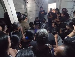 Isak Tangis Histeris Keluarga Sambut Kedatangan Jenasah Sopir Truk Korban KKB