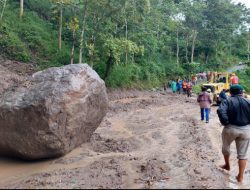 Tertutup Longsor, Jalan Penghubung Kabupaten Sinjai – Gowa, Lumpuh