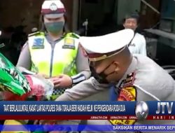 Berita Video : Taat Berlalulintas, Kasat Lantas Polres Tana Toraja Beri Hadiah Helm ke Pengendara Roda Dua