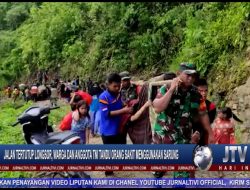 Berita Video : Jalan Tertutup Longsor, Warga dan Anggota TNI Tandu Orang Sakit Menggunakan Sarung
