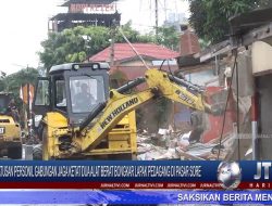 Berita Video : Ratusan Personil Gabungan Jaga Ketat Dua Alat Berat Bongkar Lapak Pedagang di Pasar Sore