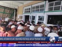 Berita Video : Diiringi Lantunanan Sholawat, Ribuan Warga Padati Masjid Jami Saat Penurunan Tiang Alif