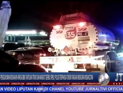 Berita Video :   Kawatir Tak Kebagian BBM, Ratusan Kendaraan Serbu SPBU, Polisi Turun Tangan Mengurai Kemacetan