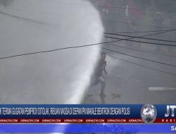 BERITA VIDEO : TAK TERIMA GUGATAN PEMPROV DITOLAK, RIBUAN MASSA DI DEPAN PN MAKALE BENTROK DENGAN POLISI