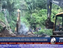 Berita Video : Dua Alat Berat Milik Pekerja Proyek Bersihkan Material Longsor, Poros Sereale – Ringdingallo Kembali Bisa Dilalui Kendaraan