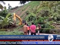 Berita Video : Dua Alat Berat Bersihkan Material Longsor di Jalan Penghubung Antara Desa Pangiang dan Desa Ako
