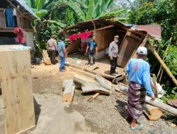 Pohon Tumbang Timpa Rumah Warga, Polisi Bantu Proses Evakuasi Barang – Barang Korban
