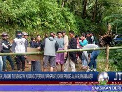 Berita Video : Kesal Jalan ke 7 Lembang Tak Kunjung Diperbaiki, Warga Batu Kianak Palang Jalan Gunakan Bambu