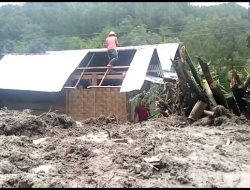 Longsor dan Pohon Tumbang Timpa 1 Rumah Hingga Menutup Badan Jalan di Awan Rantekarua Toraja Utara, Lumpuhkan Aktifitas Warga