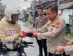 Jelang Buka Puasa, Ditbinmas Polda Sulbar Bagikan Takjil Kepada Pengendara di Kota Mamuju