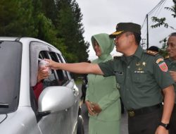 Bangun Keakraban Dengan Masyarakat, Dandim 1428 Mamasa, Berbagi Takjil Jelang Berbuka Puasa  Kepada Pengendara di Poros Toraja – Mamasa
