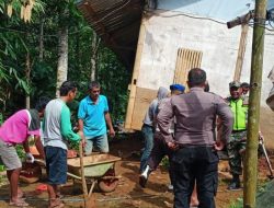 Rumah Warga Tertimpa Longsor, Personel Polsek Sopai Berjibaku Singkirkan Lumpur Dengan Alat Seadanya