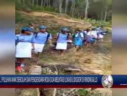 Berita Video : Viral…! Puluhan Anak Sekolah dan Pengendara Roda Dua Melintasi Lokasi Longsor di Rindingallo