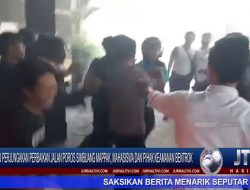 Berita Video : Demo Perjuangkan Perbaikan Jalan Poros Simbuang Mappak, Mahasiswa dan Pihak Keamanan Terlibat Bentrok