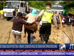 Berita Video : Kendaraan Terjebak di Lokasi Longsor, Warga dan Polisi Tandu Warga Yang Sakit Untuk Naik Ojek